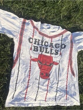 Chicago Bulls Salem 90d White & Red Graphic Tee